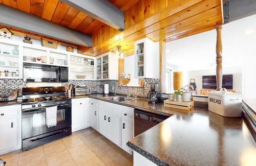 Big Bear City Cabin | Big Bear Bungalow ~ Cozy Mountain home with fenced yard, grill, fireplace, & washer/dryer