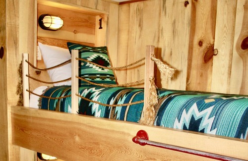 Highland Pines Cabin | Big Bear Bunkhouse Cabin in the Prescott National Forest