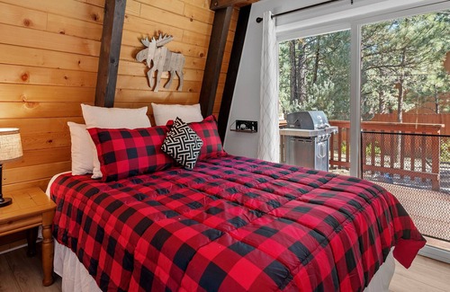 Woodlands Cabin | Big Bear Den - Great Cabin Far Enough From Town To Getaway And Fully Fenced Yard With Firepit 2 Bedroom Cabin