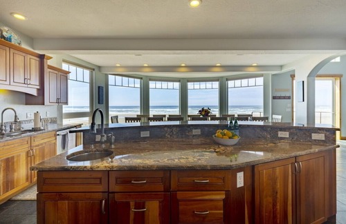 Waldport House | Big Blue, 13 Steps to the Beach, Guest House, Game Room, Oceanfront, WiFi, Hot Tub