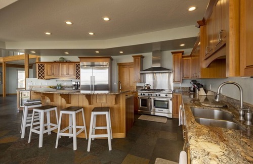 Waldport House | Big Blue, 13 Steps to the Beach, Guest House, Game Room, Oceanfront, WiFi, Hot Tub