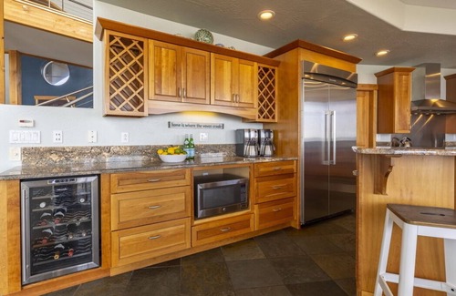 Waldport House | Big Blue, 13 Steps to the Beach, Guest House, Game Room, Oceanfront, WiFi, Hot Tub