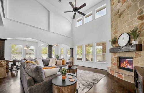 College Park House | BIG Family Getaway📍The Woodlands Open floor plan 🎬🎱🏓 Gated Community SLPS 18