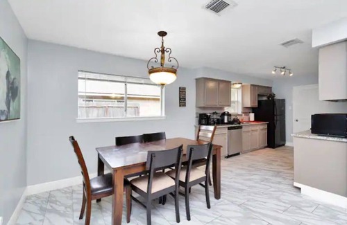 Shenandoah House | Big Groups and Pet Welcome Slps 13, Near Hospitals, Concerts, Sport facilities.