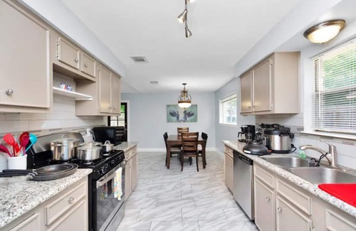 Shenandoah House | Big Groups and Pet Welcome Slps 13, Near Hospitals, Concerts, Sport facilities.