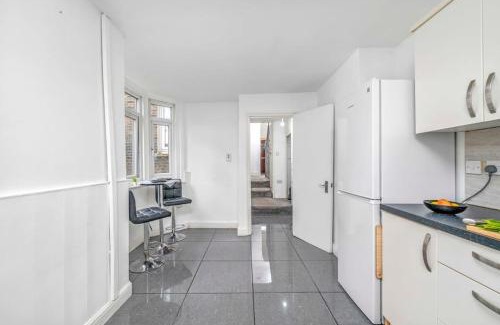 New Cross Apartment | Big House, 5 beds, 2 bathrooms, Contractors Dream, Great transport links