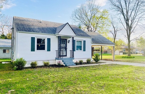 Buechel House | ‘Big’ Little Farmhouse w Hot Tub- 4bd