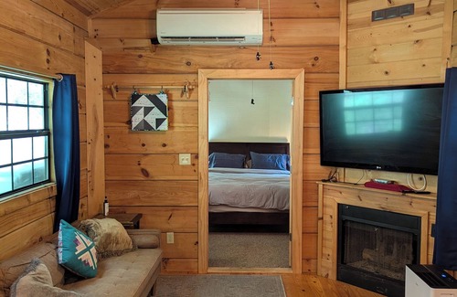 Marshall Cabin | Big Pine Hideaway, a 2 Bedroom Cabin with Hot-tub and A/C