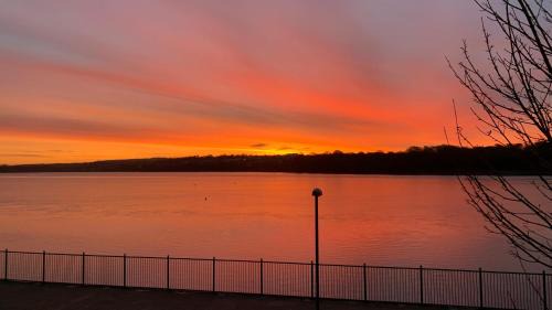 Londonderry Apartment | Big RiverView Flat