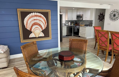 Sarasota Cottage | Big Roomy Beach Cottage: 4 bd/3 ba -2,000 sq ft; 100 ft to beach path; priv pool