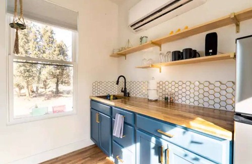 Bend House | Big tiny. A spacious tiny house, with extra loft, full kitchen, yard to enjoy.