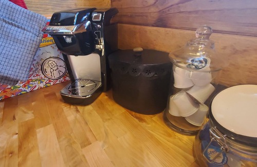 Cheney Cabin | Bigfoot Bungalow themed tiny home cabin! WIFI! In the woods, 15 min from airport