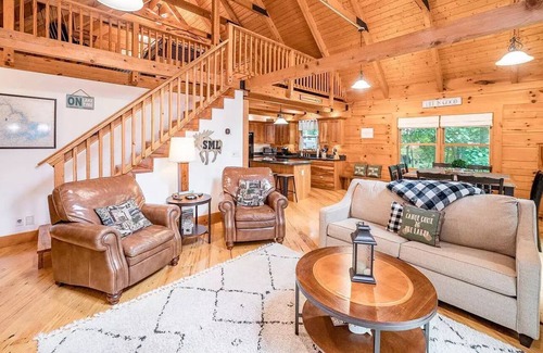 Westlake Corner House | Bigfoot's Mountain Bungalow - Cozy Lakefront Cabin: King Suites / Arcades / Dock