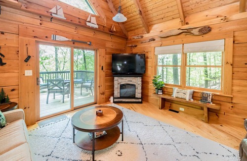Westlake Corner House | Bigfoot's Mountain Bungalow - Cozy Lakefront Cabin: King Suites / Arcades / Dock