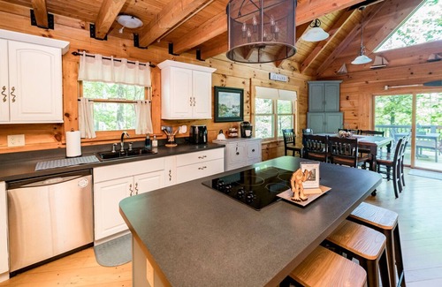 Westlake Corner House | Bigfoot's Mountain Bungalow - Cozy Lakefront Cabin: King Suites / Arcades / Dock