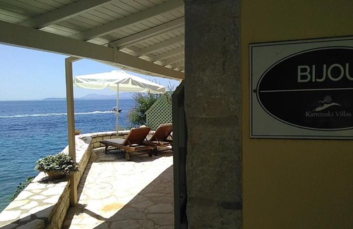 Petaleia Villa | Bijou Studio Beachfront Kaminaki Villas