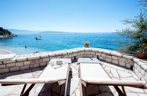 Petaleia Villa | Bijou Studio Beachfront Kaminaki Villas
