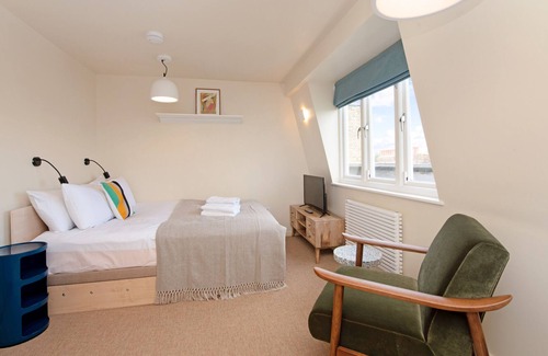 Camden Town with Primrose Hill Apartment | Bijou Studio With Garden Views Near Camden