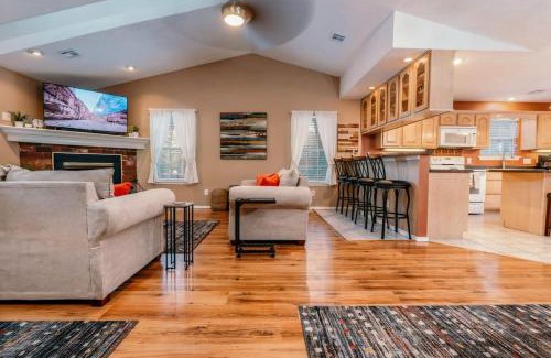 Bella Vista House | Bike -Lovers & Pets Welcome Modern Home by Bamboozled Trail