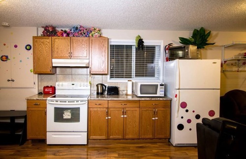Southeast Edmonton House | Bilevel house Furnished Basement suite ready to stay