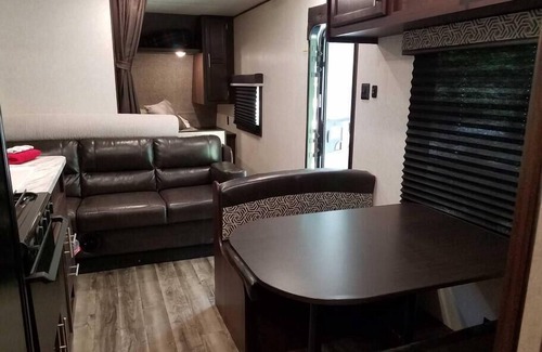 Helmsburg RV Rental | Bill Monroe Camper B
