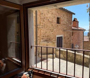 Campiglia Marittima Apartment | Bilocale vista mare nel borgo di Campiglia Marittima