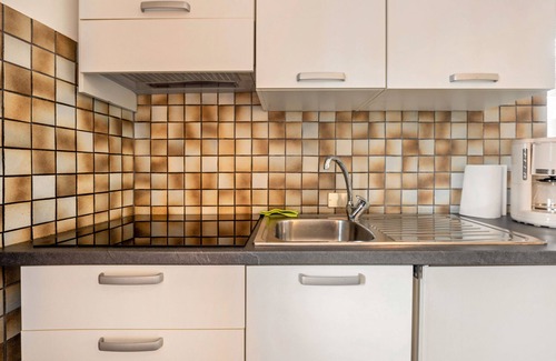 Lagundo Apartment | Biobauernhof Toellerhof 'Zimmer 5' with Mountain View, Shared Pool and Wi-Fi
