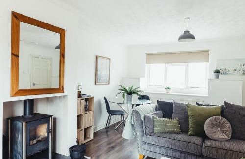 Caergeiliog House | Birchwood Cottage with hot tub