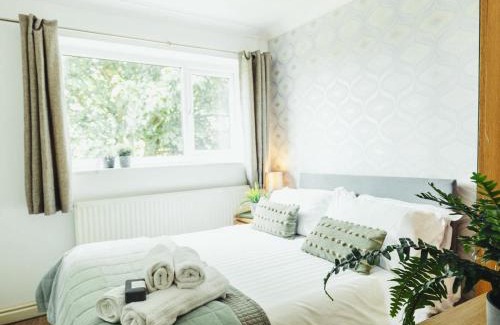 Caergeiliog House | Birchwood Cottage with hot tub