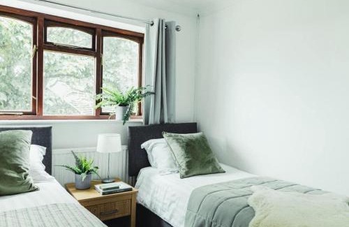 Caergeiliog House | Birchwood Cottage with hot tub