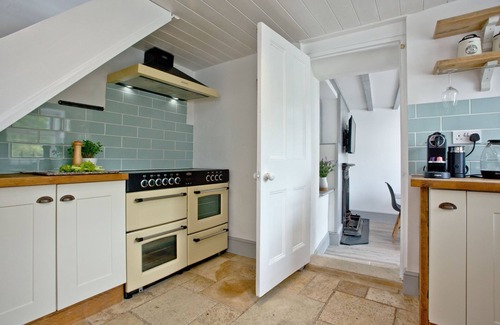 Kingsand House | Birdcage Cottage - a cottage that sleeps 4 guests in 2 bedrooms
