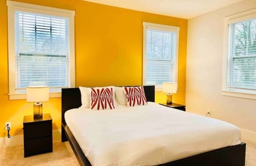 Charlotte House | Birdsong Bungalow - Uptown Retreat - 6 Beds