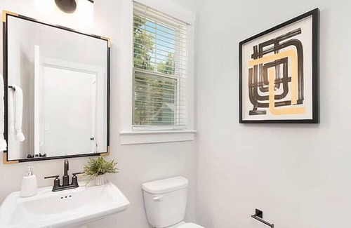 Charlotte House | Birdsong Bungalow - Uptown Retreat - 6 Beds