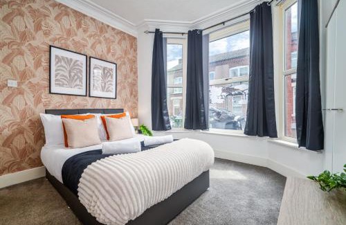 Birkenhead House | Birkenhead Haven - Sleeps 14 - Family and Group Stay