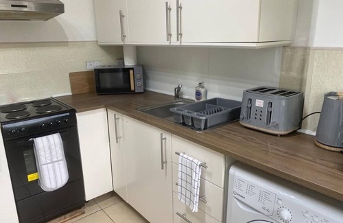 Rednal House | Birmingham - 4BR - Sleeps 9 - Parking - Garden
