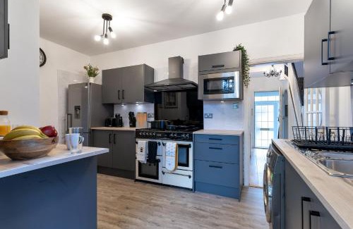 Castle Bromwich House | Birmingham Gem-Stylish 5 Bed house near NEC, BHX, HS2 - Huge Parking & Fast WiFi!