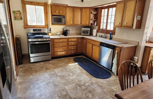 Hammondsport House | Bishop & DeSanto Family Inn, Sleeps 8