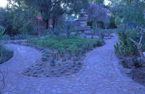 Oudtshoorn House | Bisibee Guest House