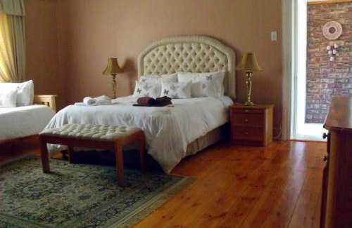 Oudtshoorn House | Bisibee Guest House