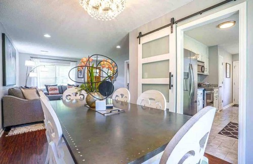 Madison House | ‘Bit-O-Glam’ Welcomes You! Beautiful 3 Bedroom 2 Bath Home!