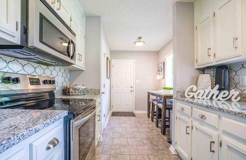 Madison House | ‘Bit-O-Glam’ Welcomes You! Beautiful 3 Bedroom 2 Bath Home!