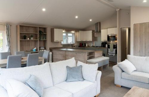 Tewitfield House | Bittern Lodge: 3BD Retreat in South Lakeland Park