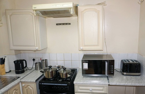 Wigan House | Biz & Fam Sleeps 7 Wigan w/Parking, Self-Check-in