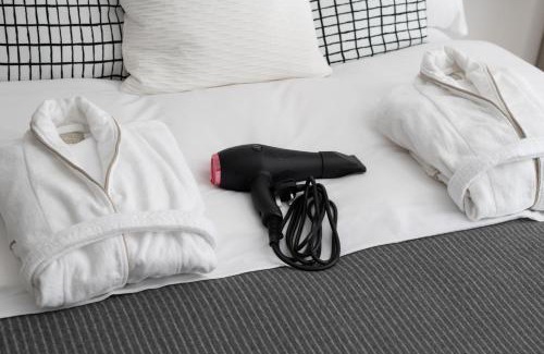 Central Milton Keynes Apartment | Black and White 1 BR Business stays Above MK Train Station