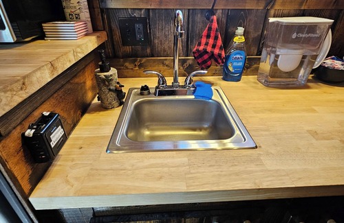 Thorpe Westwood House | Black Bear Bungalow:Cozy tiny home in enchanting wooded Spokane with AC