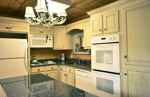 Hiawassee House | Black Bell Cabin - Fireplace - Mountain Top View - High Speed Internet