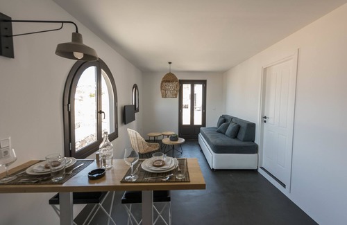 Agios Ioannis Apartment | Black Cactus