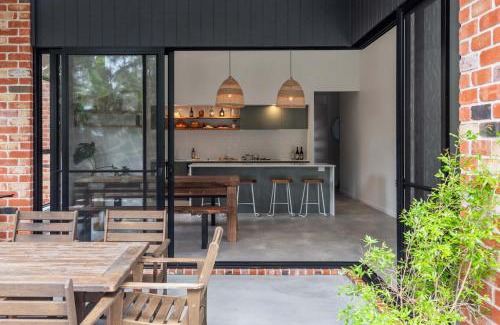 Wooloweyah House | Black Cockatoo - Oceanstays - Pet Friendly