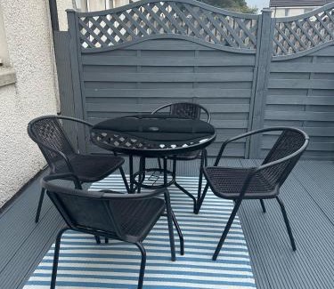 East End Apartment | Black Daisy