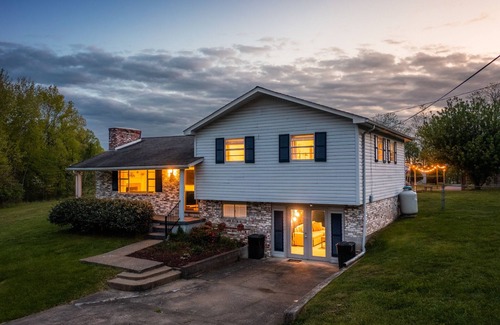 Summerlee House | Blackberry Grove 2.0acre+BBQ+FirePit+CornHole+Pets+NewRiverGorge National Park